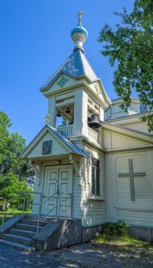 Finlandiya, Hanko 'daki Kutsal Havariler' in ahşap ortodoks kilisesi Vladimir ve Mary Magdalene 'nin çan kulesi..