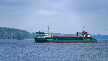 Yüklü genel kargo gemisi Vyborg limanından Finlandiya Körfezi 'ne kadar kıyı şeridi boyunca yol alır..
