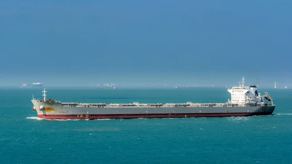 Vrachtschip Voor Bulkcarriers Langs Kust — Stockfoto