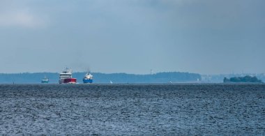 Vyborg limanından Finlandiya Körfezi 'ne kadar Trangsund geçidinde trafik sıkışık. Vyborg kalesi ve şehir manzarası yaz sabahı arka planda..