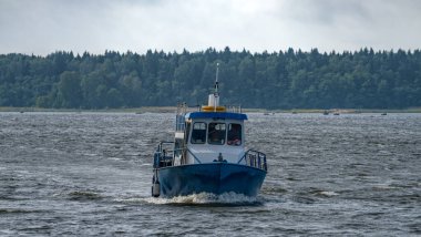 Finlandiya Körfezi 'nde Vyborg yakınlarındaki adaların kıyı şeridi boyunca eski yerel toplu taşımacılık (su otobüsü).