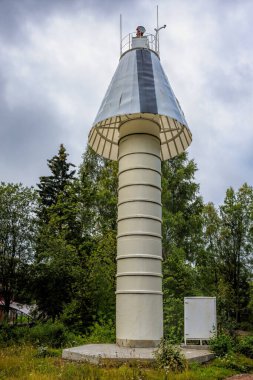 Kara konisi şekilli denizcilik sinyal ışığı ve işaretleyicisi Trangsund Boğazı 'ndan Vyborg Limanı' na güvenli geçiş için yol gösteriyor..