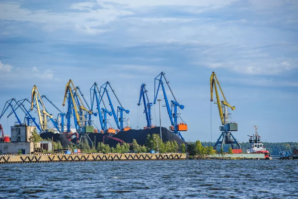 비소츠크 항구에서 기중기를 — 스톡 사진