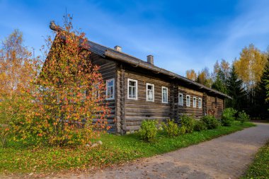 Rusya 'nın kuzeyindeki tipik iyi korunmuş antik ahşap çiftlik evi örneği bir zanaat ve müze turizm merkezi Verkhniye Mandrogi, Rusya.