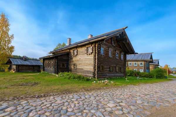 Řada Různých Dobře Zachovalé Typické Severní Rusko Starobylé Dřevěné Stavení — Stock fotografie