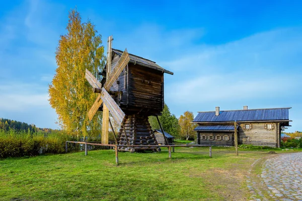 俄罗斯弗尔克涅耶 曼德罗吉工艺博物馆游客中心重建的斯维尔河岸边一座古老的木制风车 — 图库照片