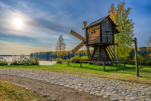 Rekonstruovaný Starý Dřevěný Větrný Mlýn Břehu Řeky Svir Řemeslné Muzejní — Stock fotografie