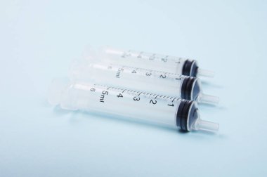 temiz üst üste üç yeni tıbbi şırınga