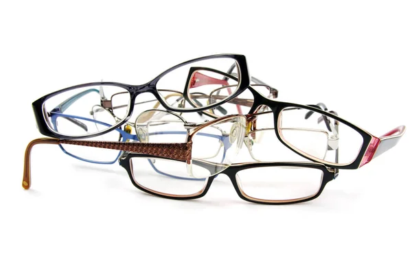 白い背景にさまざまな色の使用される読書眼鏡のスタック — ストック写真