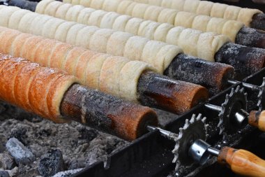 Tatlı Trdelnik 'i ızgarada pişirin, bu tükürük keki Avrupa, Avusturya, Macaristan, Slovakya ve özellikle Prag' da popülerdir.