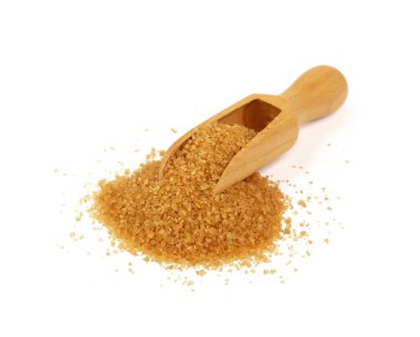 Bir tahta kaşık kaşık çimdik ile ham kahverengi şeker kamışı tam dökülen ve beyaz arka plan üzerinde yüksek açılı görünüş izole etrafında, yaymak yukarı kapatın