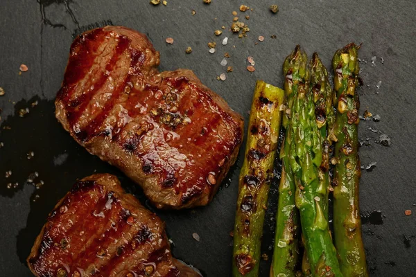 Cierre Filete Carne Asada Parrilla Con Espárragos Verdes Tabla Cortar — Foto de Stock