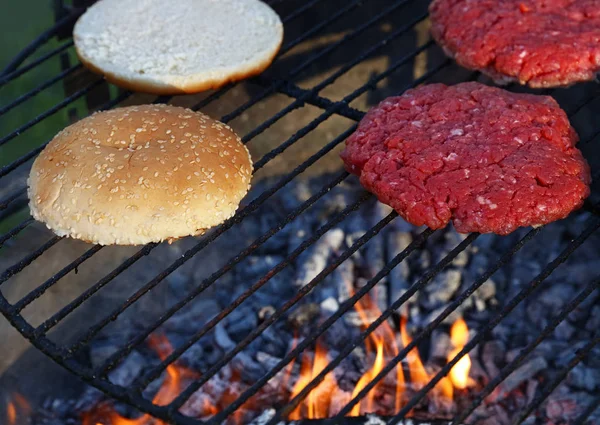 Ham Sığır Eti Burger Susam Çörek Duman Alev Yüksek Açılı — Stok fotoğraf