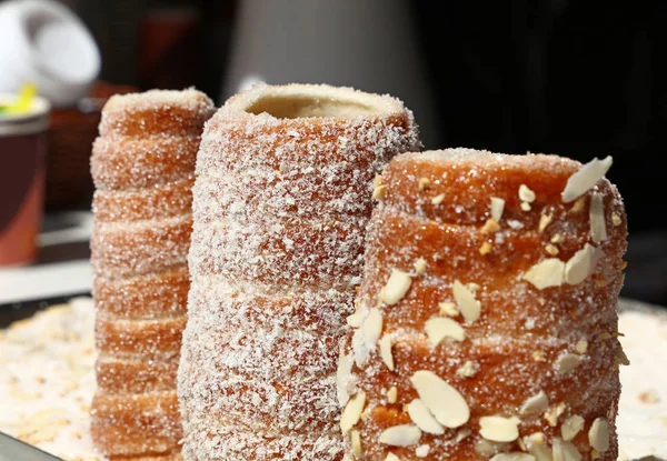 Tatlı Trdelnik, yemeye hazır ile perakende ekran yakın bu tükürmek kek popüler Avrupa, Avusturya, Macaristan, Slovakya ve çek, Prag'da özellikle içinde