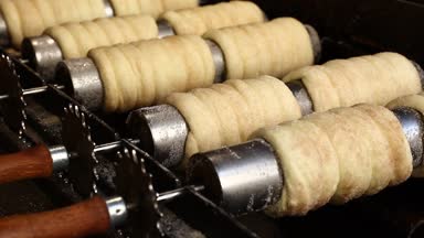 Izgarada pişirme ve haddeleme, bu tatlı Trdelnik yakın tükürük kek popüler Avrupa, Avusturya, Macaristan, Slovakya ve çek, Prag'da özellikle içinde