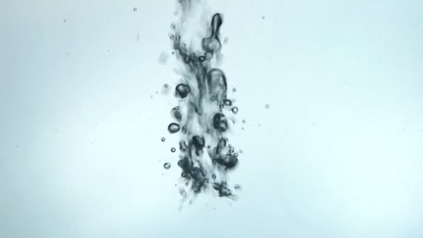 Gieten Van Pure Duidelijk Koud Water Transparante Glazen Pot Met — Stockvideo