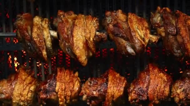 Verschillende Traditionele Beierse Duitse Geroosterd Varkensvlees Knokkels Langzaam Gekookt Roterende — Stockvideo
