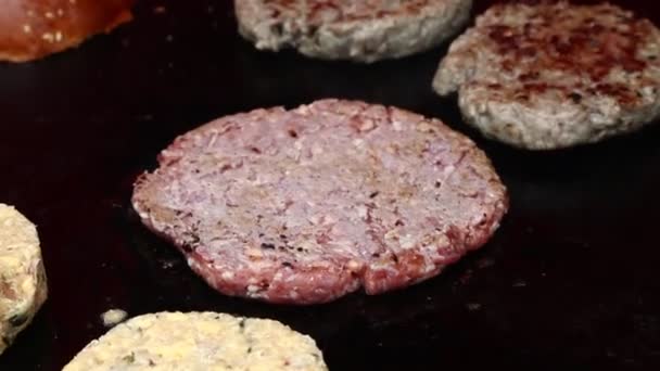 Close Van Grillen Van Rundvlees Vlees Hamburgers Vegetarische Quinoa Hamburgers — Stockvideo