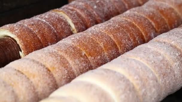 关闭甜 Trdelnik 烘烤烤架和轧制 这吐蛋糕在欧洲 奥地利 匈牙利 斯洛伐克和捷克流行 特别是在布拉格 — 图库视频影像