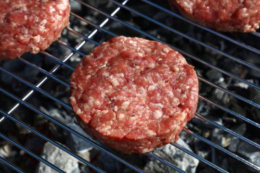 Çiğ sığır eti ya da domuz eti barbeküsü hamburgerler için ızgarada pişirilmiş, yüksek açılı ızgara.