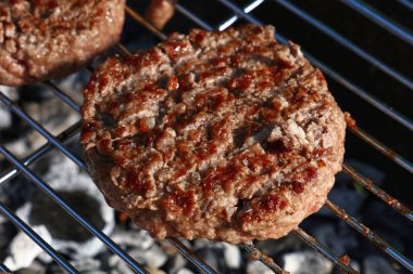 Barbekü ızgara, yüksek açılı görünüş yakından sığır eti veya domuz eti Barbekü Burger için hazırlanmış hamburger ızgara