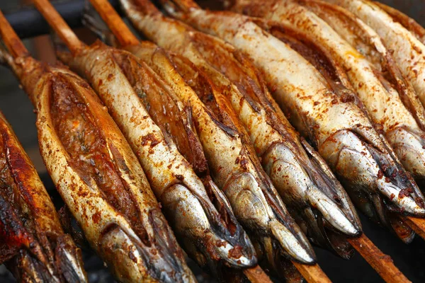 Cerca Cocinar Varios Peces Caballa Bonito Parrilla Madera Pincho Vista — Foto de Stock