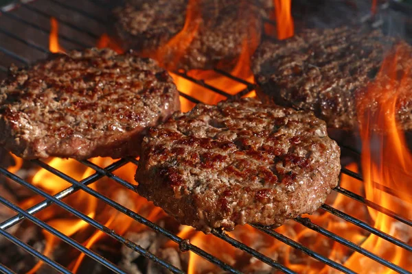 Biftek ya da domuz eti barbeküsü hamburgerleri BBC alev ızgarasında kızartılmış, yüksek açı manzaralı.