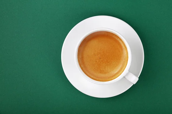 Закрыть Один Полный Белый Чашку Кофе Эспрессо Блюдце Зеленом Фоне — стоковое фото