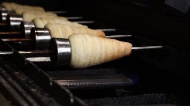 Izgarada pişirme ve haddeleme, bu tatlı Trdelnik yakın tükürük kek popüler Avrupa, Avusturya, Macaristan, Slovakya ve çek, Prag'da özellikle içinde