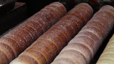 Baca pasta pişirme ve rollingclose ızgarada pişirme ve haddeleme, bu tatlı Trdelnik kadar yakın tükürük kek popüler Avrupa, Avusturya, Macaristan, Slovakya ve çek, Prag'da özellikle içinde
