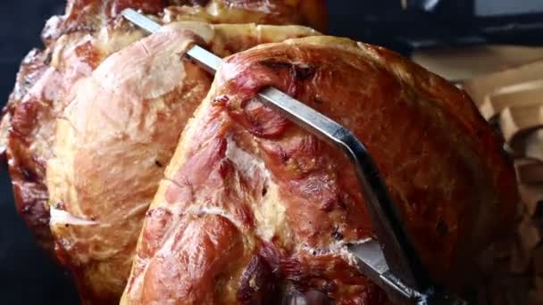 木製火串 ハイアングルに均等に焙煎する回転豚ハム肉の大きな部分を閉じる — ストック動画