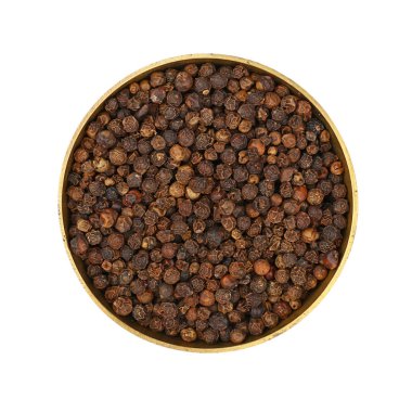 Bir bronz metal kase beyaz arka plan üzerinde yükseltilmiş üstten görünüm, hemen üstüne izole kara biber peppercorns dolu kapatın