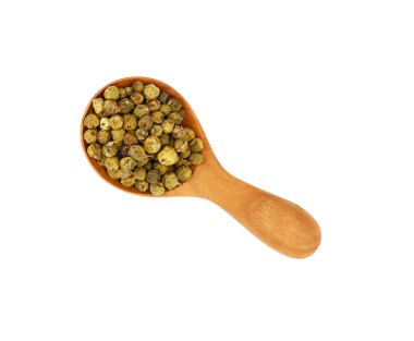 Beyaz arka plan üzerinde yükseltilmiş üstten görünüm, hemen üstüne izole yeşil biber peppercorns dolu bir tahta kaşık kaşık kadar kapatın