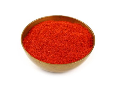 Bir bronz metal kase tam kırmızı biber biber veya kırmızı biber tozu beyaz arka plan üzerinde yüksek açılı görünüş izole kapatmak