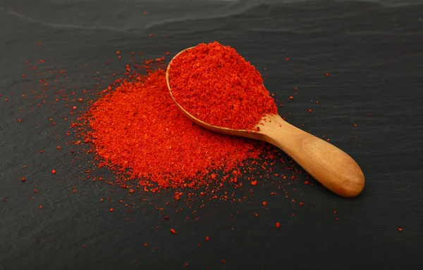 Cierre Una Cuchara Madera Llena Chile Rojo Pimentón Polvo Sobre —  Fotos de Stock