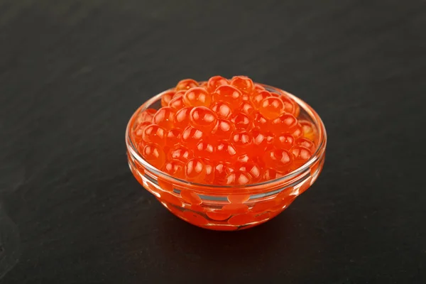Cerrar Tazón Vidrio Pescado Salmón Caviar Rojo Sobre Fondo Pizarra —  Fotos de Stock