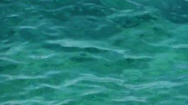 Zümrüt yeşil ve turkuaz deniz arka plan yakından su yüzeyinde, yüksek açılı görünüş çalıştıran dalgaların