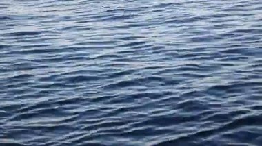 Arka plan mavi deniz dalgalarının yumuşak su yüzey üzerinde dalgaların
