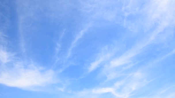 Langsames Fliegen Und Rotation Des Bewölkten Blauen Tageshimmels — Stockvideo