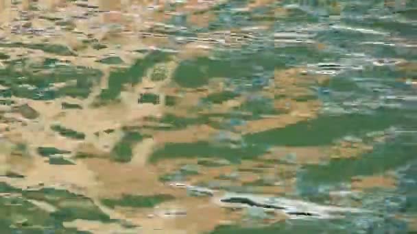 Nahaufnahme Abstrakter Mehrfarbiger Hintergrund Grüner Und Gelber Reflexionen Auf Wasserwellen — Stockvideo
