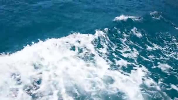 密切的背景 生动的靛蓝蓝海海浪运行上船 船在航行时 个人视角的行动摄像头 — 图库视频影像