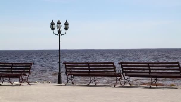 海滨滨海游憩区 配有长凳座和仿古路灯柱 — 图库视频影像