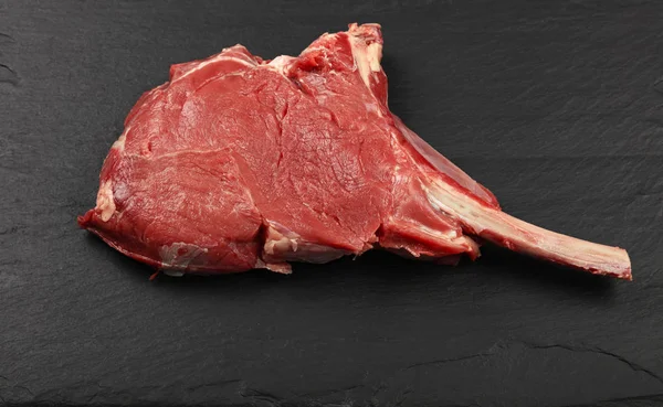 Cierre Bistec Ternera Cruda Tomahawk Ribeye Con Costilla Sobre Fondo — Foto de Stock