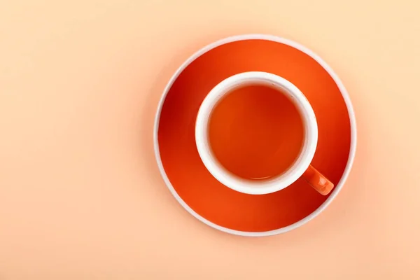 Закройте Одну Полную Красную Чашку Черного Фруктового Чая Блюдце Над — стоковое фото