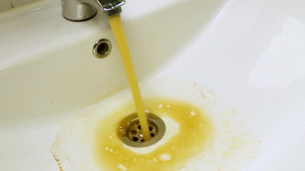 关闭肮脏的生锈的棕色污染的水流动从水龙头在浴室水槽 高角度看 — 图库视频影像