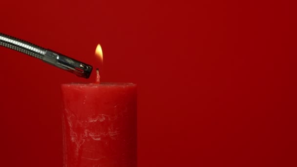Nahaufnahme Einer Roten Kerze Zitternden Flamme Über Leuchtend Rotem Hintergrund — Stockvideo