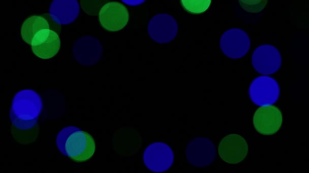 カラフルな多色お祝いクリスマス円形ボケ高速点滅 抽象的な背景は 青と赤のライトの上の枠の境界線をクローズ アップ — ストック動画