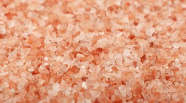 Büyük ve orta kristalleri pembe Himalaya tuz, yüksek açılı görünüş, seçici odak arka plan dokusu kadar kapatın