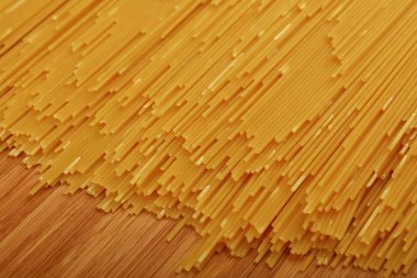 Arka plan deseni kuru pişmemiş makarna makarna ahşap tahta, yüksek açılı görünüş üzerinde kapatın