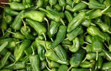 Hemen üstüne kadar taze yeşil padron sıcak biber yükseltilmiş üstten görünüm, çiftçi pazarının perakende ekranda arka planı kapat